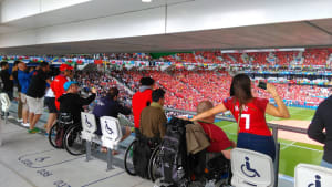 Adeptos com deficiência a usufruir de uma experiência UEFA acessível