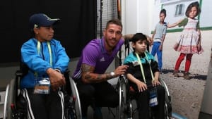 Niepełnosprawne dzieci towarzyszą kapitanom podczas wejścia na boisko podczas Superpucharu UEFA