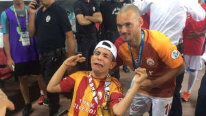 Уэсли Снейдер дарит медаль Суперкубка Турции болельщику-инвалиду